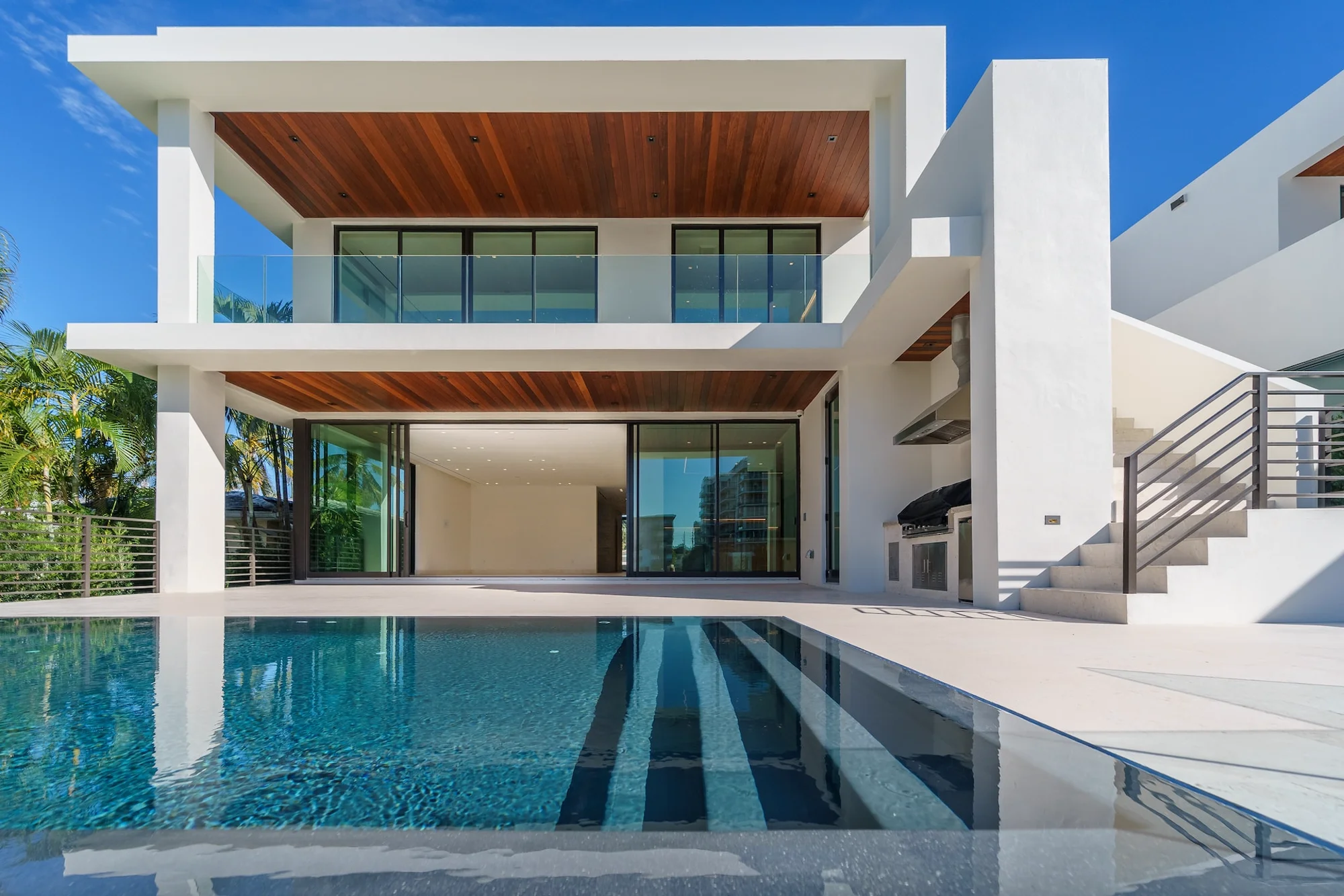 Villa contemporaine avec piscine réalisée par Burim Zogaj SA