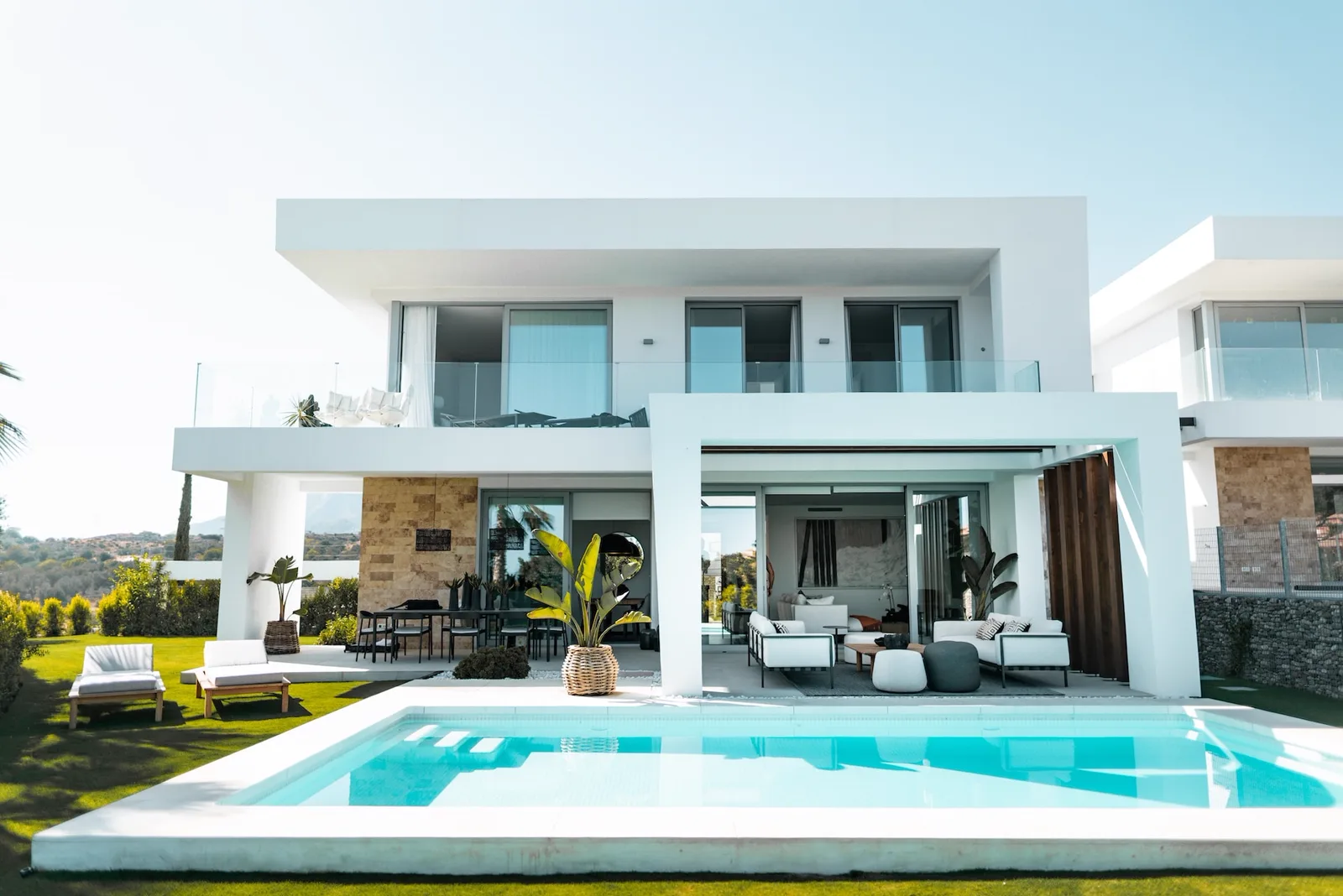 Villa moderne blanche avec piscine et jardin paysager