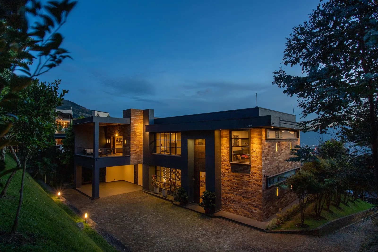 Maison en pierre et bois illuminée au crépuscule