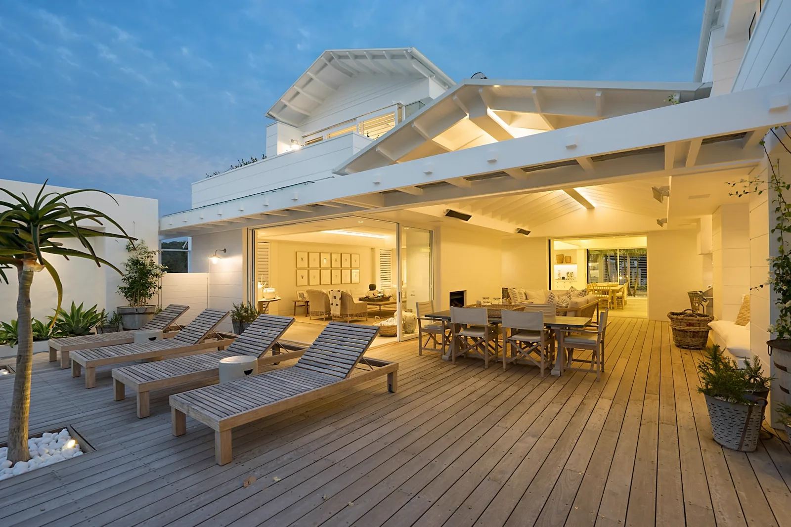 Terrasse en bois d'une villa au coucher du soleil